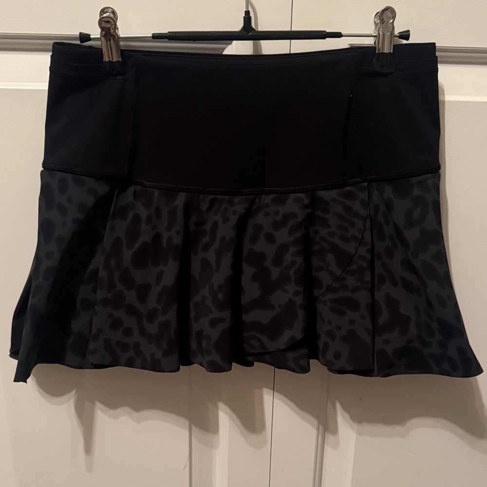 Lululemon size 4 Black Leopard Print Women's tennis or golf Skirt with shorts